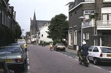 858074 Gezicht in de Johannes de Bekastraat te Utrecht, met in het verlengde, op de achtergrond, de Draaiweg met de ...